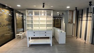 Mueble expositor blanco con estantes de cristal