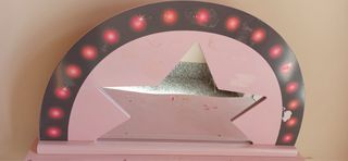 Tocador infantil rosa con estrellas