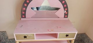 Tocador infantil rosa con estrellas