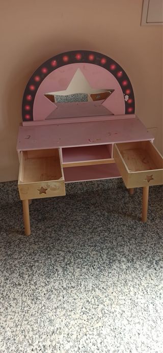 Tocador infantil rosa con estrellas