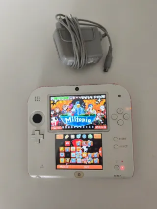 Nintendo 2DS Roja y Blanca + Miitopia