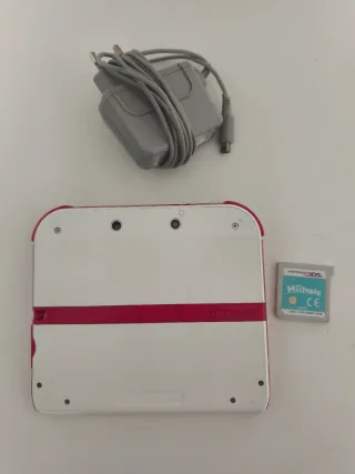 Nintendo 2DS Roja y Blanca + Miitopia