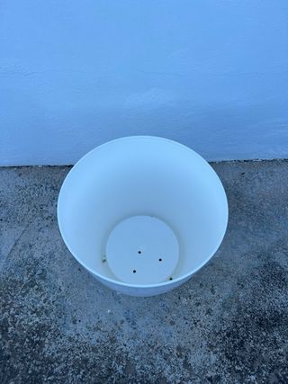 Maceta blanca de plástico