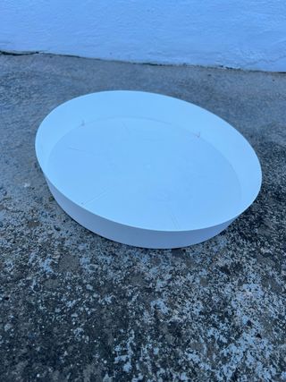 Maceta blanca de plástico