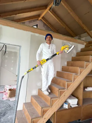 Pintor oficial trabajo general en construcción