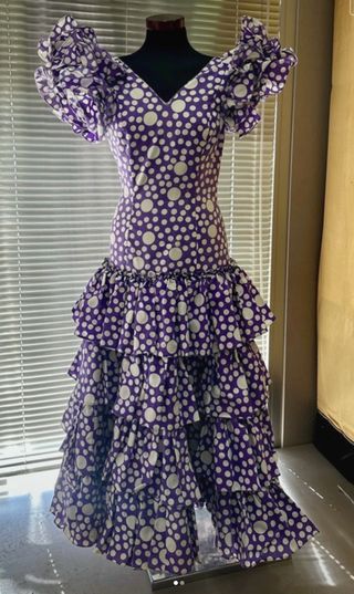 Traje de flamenca morado con lunares blancos