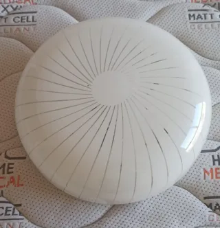 Foco redondo blanco con diseño