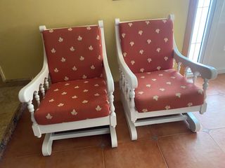 Mecedora antigua de madera y tela