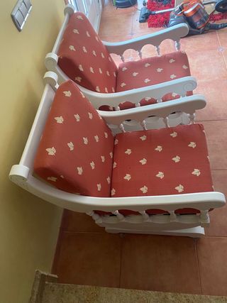 Mecedora antigua de madera y tela