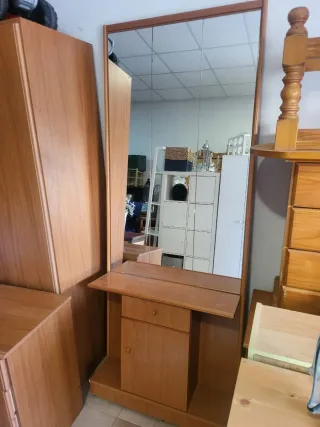 Recibidor de madera con espejo