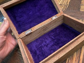 Caja de madera tallada