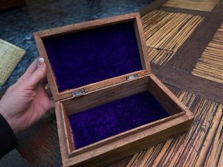 Caja de madera tallada