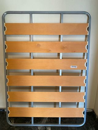 Somier metálico con láminas de madera + colchón.