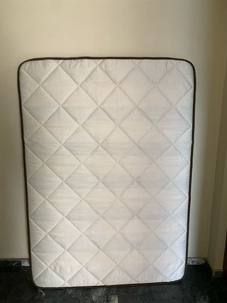 Somier metálico con láminas de madera + colchón.