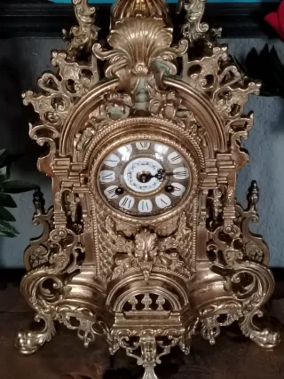 Reloj de mesa de estilo barroco