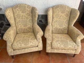 Pareja de sillones orejeros beige