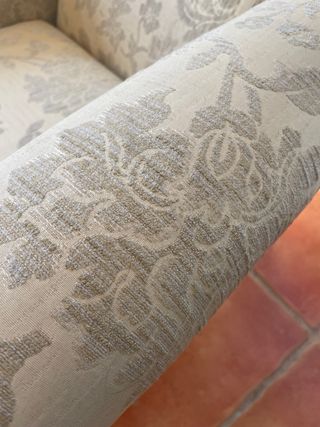 Pareja de sillones orejeros beige