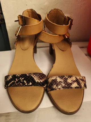 Tacones bajos con estampado de serpiente