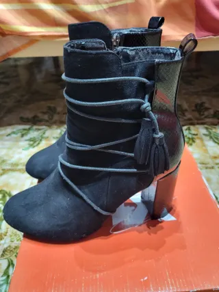Botines negros con cordones y tacón