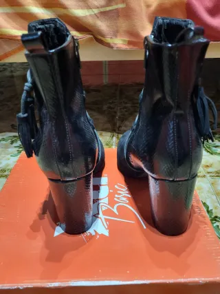 Botines negros con cordones y tacón