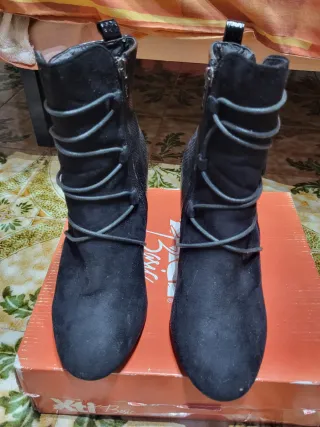 Botines negros con cordones y tacón