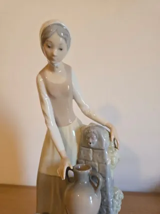 Figura Mujer Fuente Nao by Lladro