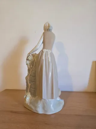 Figura Mujer Fuente Nao by Lladro