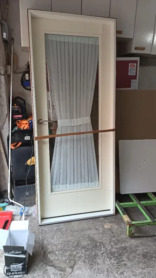 Puerta de cristal con marco