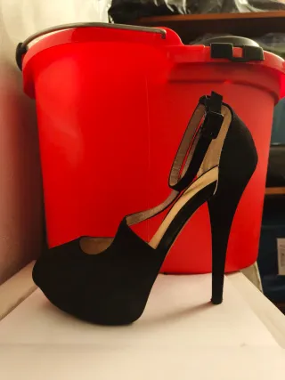 Tacones negros altos con plataforma