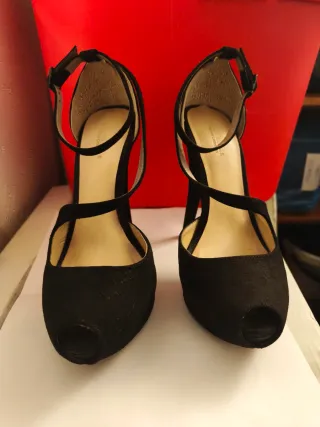 Tacones negros altos con plataforma