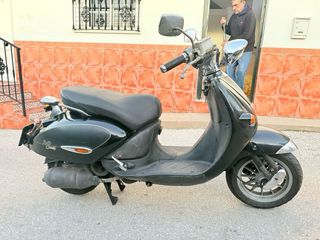 Vespa Scooter Negra