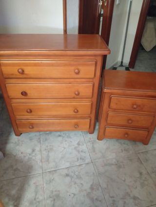Cómoda y mesita de pino macizo