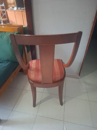 Silla de madera maciza con tapicería