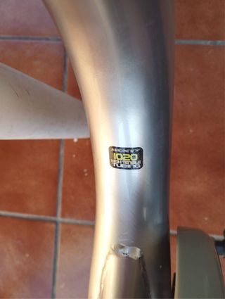 Bicicleta Monty plateada con cesta