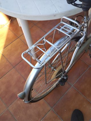 Bicicleta Monty plateada con cesta