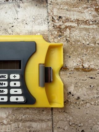 Calcolatrice tascabile gialla con penna