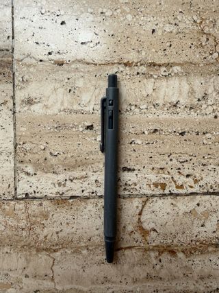 Calcolatrice tascabile gialla con penna