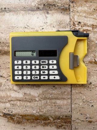 Calcolatrice tascabile gialla con penna