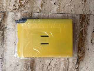 Calcolatrice tascabile gialla con penna