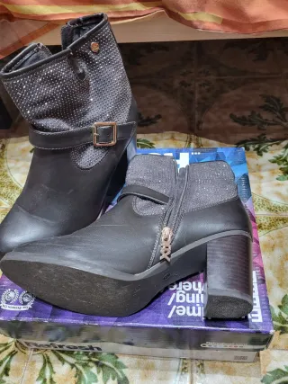 Botines negros con pedrería y hebilla