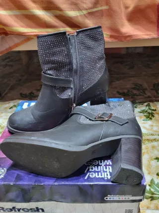 Botines negros con pedrería y hebilla
