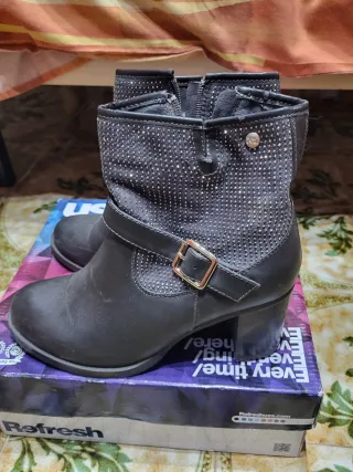 Botines negros con pedrería y hebilla