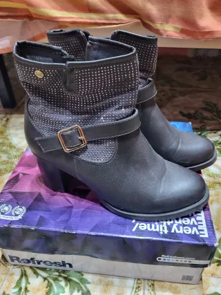 Botines negros con pedrería y hebilla