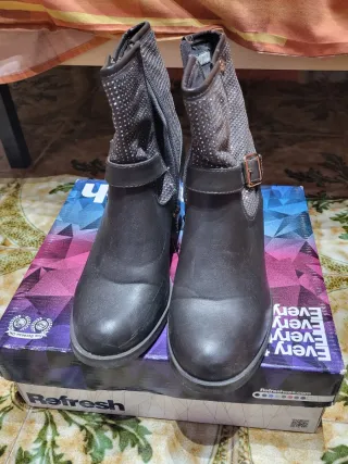 Botines negros con pedrería y hebilla