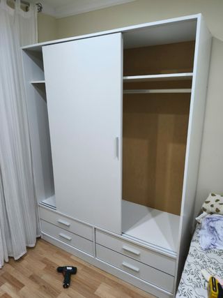 Guardaroba scorrevole in legno e metallo