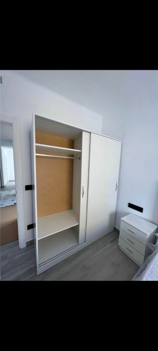 Guardaroba scorrevole in legno e metallo