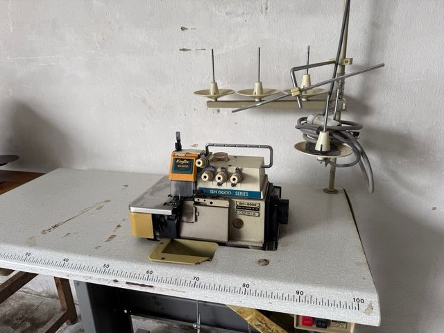 Máquina de coser industrial antigua