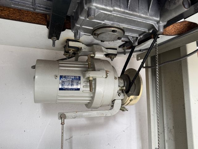 Máquina de coser industrial antigua