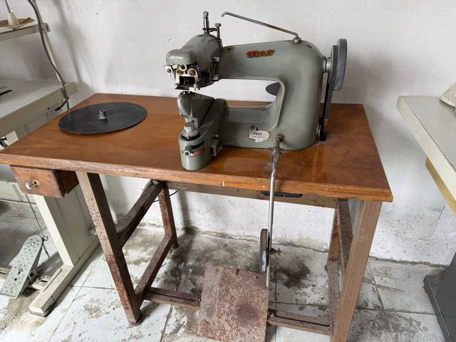 Máquina de coser industrial antigua