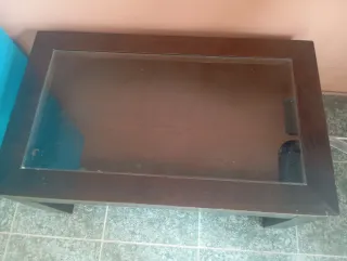 Mesa baja de madera y cristal